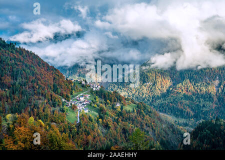 Colorato aumtumn vista su tutta la valle del Cordevole con Pecol e Piaia villaggi in background in Belluno, Italia Foto Stock