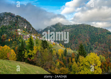 Colorato aumtumn vista su tutta la valle del Cordevole con i villaggi di Pecol e Piaia in background in Belluno, Italia Foto Stock