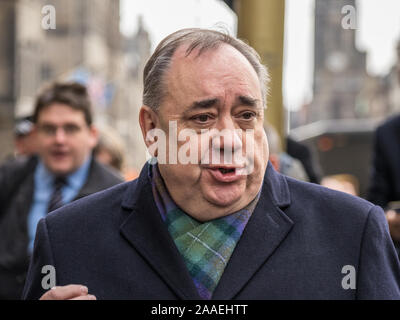 Edimburgo, Scozia, Regno Unito - 21 novembre 2019 - l'ex primo ministro di Scozia, Alex Salmond, al di fuori della Alta Corte in Edinburgh Foto Stock