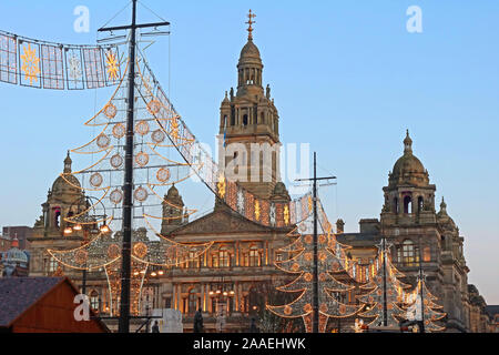 Le luci natalizie di Glasgow al crepuscolo, George Square, Glasgow, Scozia, Regno Unito, G2 1AL Foto Stock