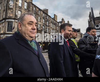 Edimburgo, Scozia, Regno Unito - 21 novembre 2019 - l'ex primo ministro di Scozia, Alex Salmond, al di fuori della Alta Corte in Edinburgh Foto Stock