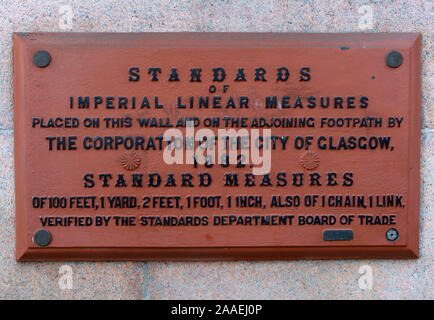 Standard di misure lineari imperiali, Corporation of the city of Glasgow, 1882,Plaque,George Square, Scotland, UK Foto Stock