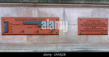Standard di misure lineari imperiali, Corporation of the city of Glasgow, 1882,Plaque,George Square, Scotland, UK Foto Stock