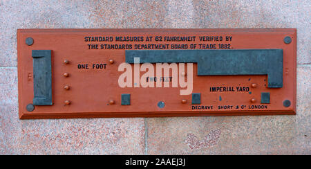 Standard di misure lineari imperiali, Corporation of the city of Glasgow, 1882,Plaque,George Square, Scotland, UK Foto Stock