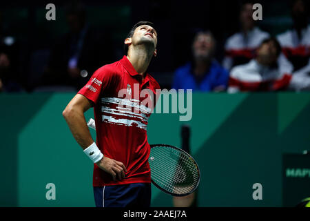 Novak Djokovic di Serbia in azione contro Benoit Paire della Francia durante il giorno 4 del 2019 Davis Cup presso la Caja Magica. Foto Stock