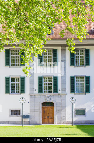Gli edifici del castello chiesa in Interlaken. Il cortile della chiesa del castello Foto Stock