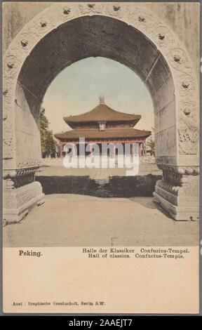 Cartolina illustrata del Tempio di Confucio visto attraverso la vetrata paifang all'ingresso del Beijing Guozijian, noto anche come l'Accademia imperiale o Imperial College, Pechino, Cina, pubblicato da Graphische Gesellschaft, 1905. Dalla Biblioteca Pubblica di New York. () Foto Stock