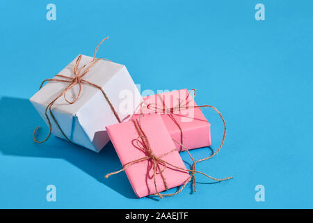 Artigianato carta avvolta presente scatole corda artigianale bow nastro con SHA Foto Stock
