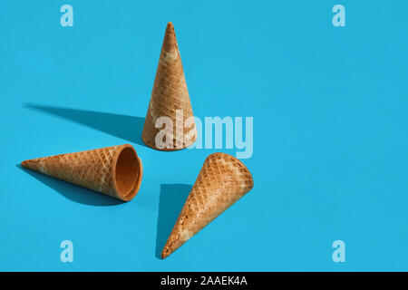 Tre waffle coni gelato con ombra su uno sfondo blu Foto Stock