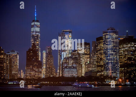 New York skyline della città visto da Staten Island Ferry Foto Stock