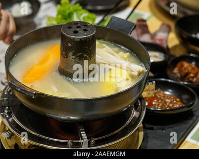 Un tradizionale cinese / Giapponese / Asian hotpot / steamboat pasto in un ristorante Asiatico Foto Stock