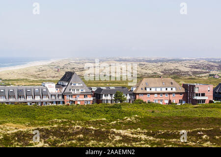 Blick von der Aussichtsplattform Uweduene auf Strandabschnitt bei Kampen auf Sylt mit Hotel Rungholt Foto Stock