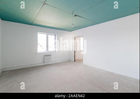 Russia, Mosca- Luglio 06, 2019: camera interna appartamento. ruvida per riparazione auto-finitura. la fase di finitura della costruzione. townhouse Foto Stock