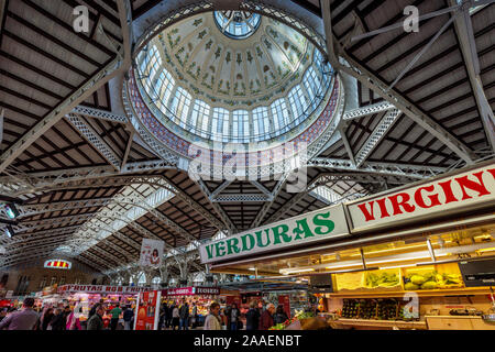 Art nouveau a soffitto il Mercato Centrale (Mercado Central) shopping market, Nord Cuitat Vella district, Valencia, Spagna. Foto Stock