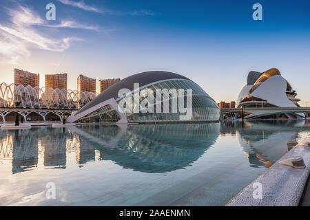 Città delle Arti e delle scienze nelle prime ore del mattino, progettato da Calatrava, Valencia, Spagna Foto Stock