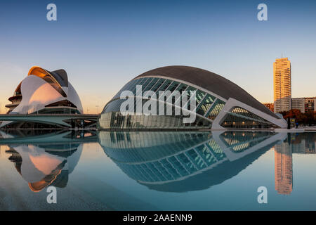 Città delle Arti e delle scienze nelle prime ore del mattino, progettato da Calatrava, Valencia, Spagna Foto Stock