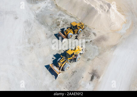 Vista aerea di caricatrici frontali al sito di lavoro. Foto Stock