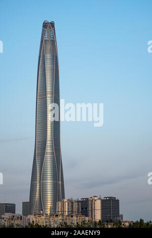 TIANJIN, Cina - 5 ott 2019 - Pomeriggio Vista della CTF di Tianjin Finance Centre a Tianjin Binhai nuova Area. Copia spazio sulla destra Foto Stock