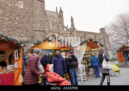 Winchester, Hants, Regno Unito. Xxi Nov, 2019. Il primo mercato Chjristmas nel Regno Unito per il 2019 stagione si apre nel parco del castello di Winchester Credito: Motofoto/Alamy Live News Foto Stock