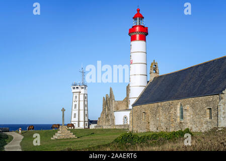 Il Pointe Saint Mathieu con la sua stazione di segnale, faro e le rovine dell'abbazia a Plougonvelin, Finistère Bretagna, Francia Foto Stock