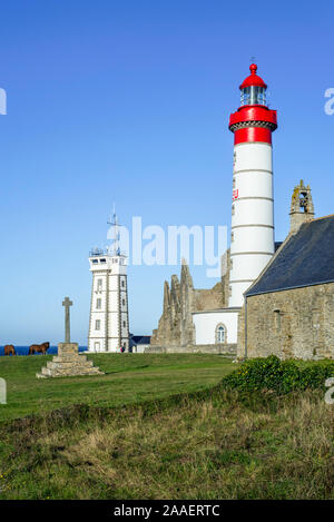 Il Pointe Saint Mathieu con la sua stazione di segnale, faro e le rovine dell'abbazia a Plougonvelin, Finistère Bretagna, Francia Foto Stock