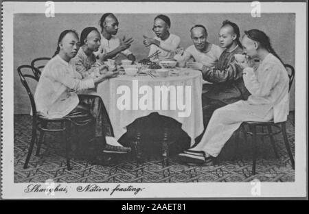 Cartolina inciso di un gruppo di uomini cinesi indossando abiti tradizionali e la pettinatura della coda, seduti attorno a un tavolo da pranzo con cibo e bevande in Cina a Shanghai, pubblicato da Toyo Murakami, 1920. Dalla Biblioteca Pubblica di New York. () Foto Stock