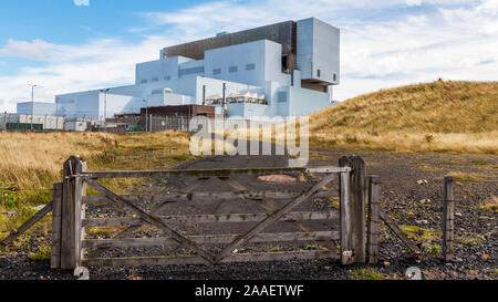 Centrale nucleare di Torness visto dal cancello di legno Foto Stock