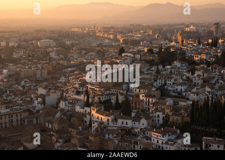 Una vista in tutta Granada al tramonto come si vede dall'Alhambra Palace Foto Stock