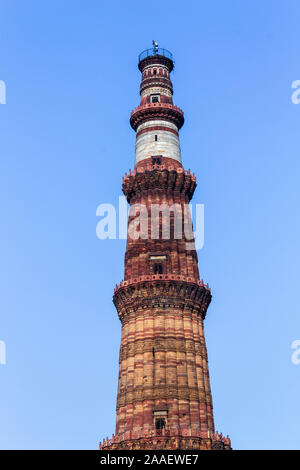 Vista in dettaglio Qutb Minar livello superiore dei motivi. Patrimonio Mondiale UNESCO in Mehrauli, Delhi, India, Asia. Foto Stock