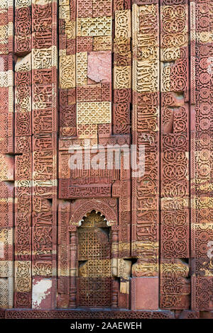 Close-up di Qutb Minar affresco e motivi sulla parete della torre. Patrimonio Mondiale UNESCO in Mehrauli, Delhi, India, Asia. Foto Stock