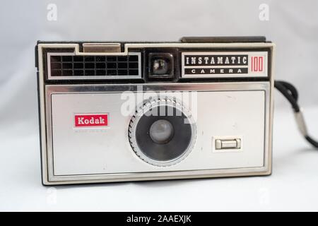 Close-up di Kodak Instamatic 100 telecamera cinematografica, ca 1965, utilizzando il formato 126, isolata su uno sfondo bianco, 24 luglio 2019. () Foto Stock