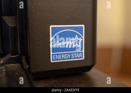 Close-up del logo Energy Star su una periferica per computer, attestante il dispositivo come l'efficienza energetica, San Ramon, California, 21 agosto 2019. () Foto Stock