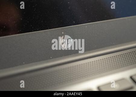 Close-up di logo per apparecchiature informatiche azienda Hewlett-Packard sotto lo schermo su un Google Chromebook laptop, San Ramon, in California, il 22 agosto 2019. () Foto Stock