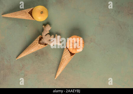 La frutta e la verdura fresca in coni servito come un gelato Foto Stock