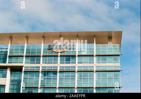 Facciata con segno e il logo presso il luogo Moffett office Amazon nella Silicon Valley, Mountain View, California, 28 ottobre 2018. () Foto Stock