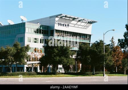 Facciata con il logo presso la sede centrale della società Internet Yahoo nella Silicon Valley, Sunnyvale, California, 28 ottobre 2018. () Foto Stock