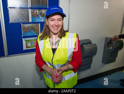 Kirkintilloch, UK. Xxi Nov, 2019. Nella foto: Jo Swinson MP - Leader del gruppo del Partito europeo dei liberali democratici partito. Gruppo del Partito europeo dei liberali democratici Leader Jo Swinson visiti la Guala Closures UK impianto di imbottigliamento in Kirkintilloch a conoscere la loro attenzione sul confezionamento sostenibile. Ella si è visto per la sua campagna elettorale nella zona centrale della Scozia. Credito: Colin Fisher/Alamy Live News Foto Stock