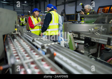 Kirkintilloch, UK. Xxi Nov, 2019. Nella foto: Jo Swinson MP - Leader del gruppo del Partito europeo dei liberali democratici partito. Gruppo del Partito europeo dei liberali democratici Leader Jo Swinson visiti la Guala Closures UK impianto di imbottigliamento in Kirkintilloch a conoscere la loro attenzione sul confezionamento sostenibile. Ella si è visto per la sua campagna elettorale nella zona centrale della Scozia. Credito: Colin Fisher/Alamy Live News Foto Stock