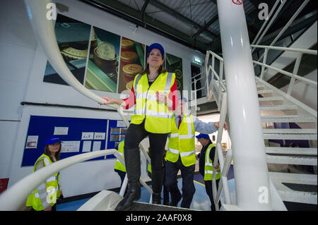 Kirkintilloch, UK. Xxi Nov, 2019. Nella foto: Jo Swinson MP - Leader del gruppo del Partito europeo dei liberali democratici partito. Gruppo del Partito europeo dei liberali democratici Leader Jo Swinson visiti la Guala Closures UK impianto di imbottigliamento in Kirkintilloch a conoscere la loro attenzione sul confezionamento sostenibile. Ella si è visto per la sua campagna elettorale nella zona centrale della Scozia. Credito: Colin Fisher/Alamy Live News Foto Stock