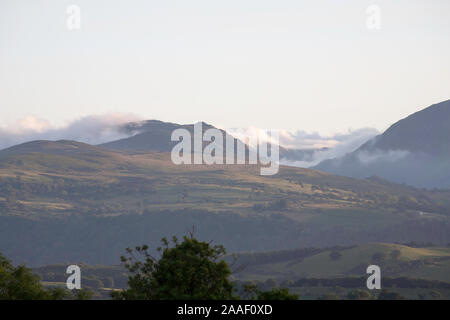 Mattina nebbia che circonda le montagne lungo la vale di Conwy Snowdonia In una mattinata estiva vicino al villaggio di Eglwysbach Conwy Galles del Nord Foto Stock