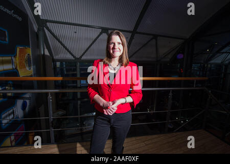 Kirkintilloch, UK. Xxi Nov, 2019. Nella foto: Jo Swinson MP - Leader del gruppo del Partito europeo dei liberali democratici partito. Gruppo del Partito europeo dei liberali democratici Leader Jo Swinson visiti la Guala Closures UK impianto di imbottigliamento in Kirkintilloch a conoscere la loro attenzione sul confezionamento sostenibile. Ella si è visto per la sua campagna elettorale nella zona centrale della Scozia. Credito: Colin Fisher/Alamy Live News Foto Stock