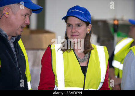 Kirkintilloch, UK. Xxi Nov, 2019. Nella foto: Jo Swinson MP - Leader del gruppo del Partito europeo dei liberali democratici partito. Gruppo del Partito europeo dei liberali democratici Leader Jo Swinson visiti la Guala Closures UK impianto di imbottigliamento in Kirkintilloch a conoscere la loro attenzione sul confezionamento sostenibile. Ella si è visto per la sua campagna elettorale nella zona centrale della Scozia. Credito: Colin Fisher/Alamy Live News Foto Stock