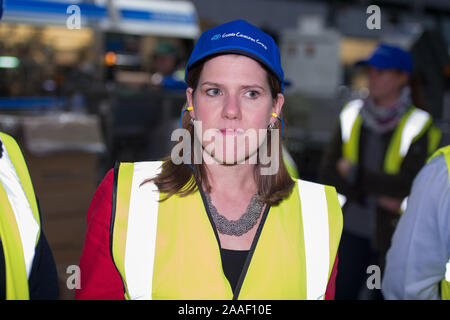 Kirkintilloch, UK. Xxi Nov, 2019. Nella foto: Jo Swinson MP - Leader del gruppo del Partito europeo dei liberali democratici partito. Gruppo del Partito europeo dei liberali democratici Leader Jo Swinson visiti la Guala Closures UK impianto di imbottigliamento in Kirkintilloch a conoscere la loro attenzione sul confezionamento sostenibile. Ella si è visto per la sua campagna elettorale nella zona centrale della Scozia. Credito: Colin Fisher/Alamy Live News Foto Stock