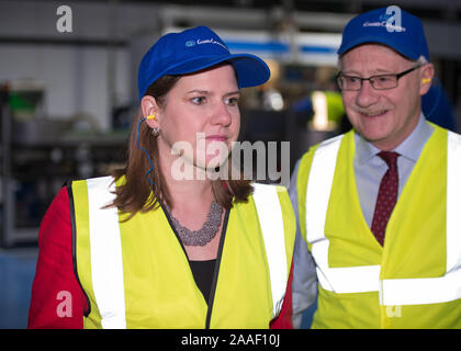 Kirkintilloch, UK. Xxi Nov, 2019. Nella foto: Jo Swinson MP - Leader del gruppo del Partito europeo dei liberali democratici partito. Gruppo del Partito europeo dei liberali democratici Leader Jo Swinson visiti la Guala Closures UK impianto di imbottigliamento in Kirkintilloch a conoscere la loro attenzione sul confezionamento sostenibile. Ella si è visto per la sua campagna elettorale nella zona centrale della Scozia. Credito: Colin Fisher/Alamy Live News Foto Stock