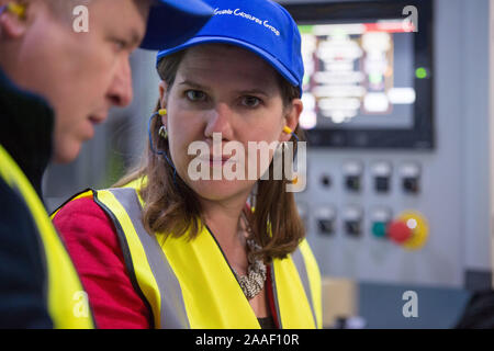 Kirkintilloch, UK. Xxi Nov, 2019. Nella foto: Jo Swinson MP - Leader del gruppo del Partito europeo dei liberali democratici partito. Gruppo del Partito europeo dei liberali democratici Leader Jo Swinson visiti la Guala Closures UK impianto di imbottigliamento in Kirkintilloch a conoscere la loro attenzione sul confezionamento sostenibile. Ella si è visto per la sua campagna elettorale nella zona centrale della Scozia. Credito: Colin Fisher/Alamy Live News Foto Stock