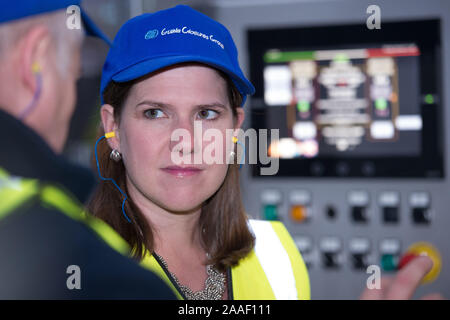 Kirkintilloch, UK. Xxi Nov, 2019. Nella foto: Jo Swinson MP - Leader del gruppo del Partito europeo dei liberali democratici partito. Gruppo del Partito europeo dei liberali democratici Leader Jo Swinson visiti la Guala Closures UK impianto di imbottigliamento in Kirkintilloch a conoscere la loro attenzione sul confezionamento sostenibile. Ella si è visto per la sua campagna elettorale nella zona centrale della Scozia. Credito: Colin Fisher/Alamy Live News Foto Stock