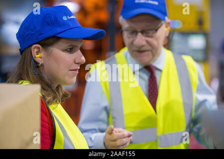 Kirkintilloch, UK. Xxi Nov, 2019. Nella foto: Jo Swinson MP - Leader del gruppo del Partito europeo dei liberali democratici partito. Gruppo del Partito europeo dei liberali democratici Leader Jo Swinson visiti la Guala Closures UK impianto di imbottigliamento in Kirkintilloch a conoscere la loro attenzione sul confezionamento sostenibile. Ella si è visto per la sua campagna elettorale nella zona centrale della Scozia. Credito: Colin Fisher/Alamy Live News Foto Stock