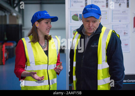 Kirkintilloch, UK. Xxi Nov, 2019. Nella foto: Jo Swinson MP - Leader del gruppo del Partito europeo dei liberali democratici partito. Gruppo del Partito europeo dei liberali democratici Leader Jo Swinson visiti la Guala Closures UK impianto di imbottigliamento in Kirkintilloch a conoscere la loro attenzione sul confezionamento sostenibile. Ella si è visto per la sua campagna elettorale nella zona centrale della Scozia. Credito: Colin Fisher/Alamy Live News Foto Stock