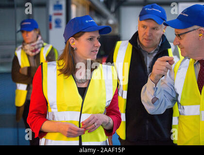 Kirkintilloch, UK. Xxi Nov, 2019. Nella foto: Jo Swinson MP - Leader del gruppo del Partito europeo dei liberali democratici partito. Gruppo del Partito europeo dei liberali democratici Leader Jo Swinson visiti la Guala Closures UK impianto di imbottigliamento in Kirkintilloch a conoscere la loro attenzione sul confezionamento sostenibile. Ella si è visto per la sua campagna elettorale nella zona centrale della Scozia. Credito: Colin Fisher/Alamy Live News Foto Stock