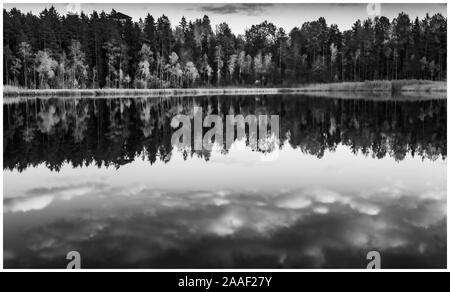 Vista del lago Kingari. In bianco e nero. Natura lettone. Bellissimo paesaggio. Incorniciato. Foto Stock